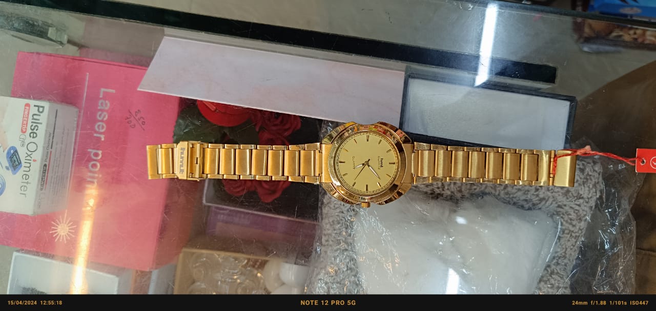 "HMT Golden Elegance: Adjustable Strap Watch in Gold"